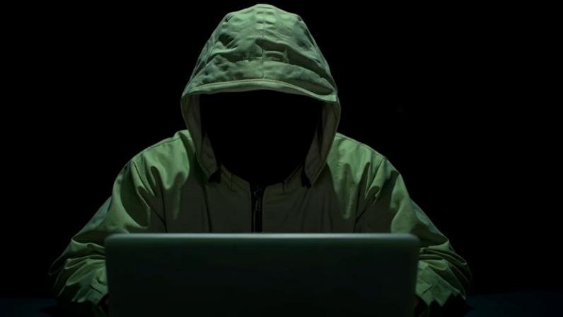 Com golpes online e até invasão de casas, ladrões de criptomoedas roubam US$ 700 milhões em explosão de roubos