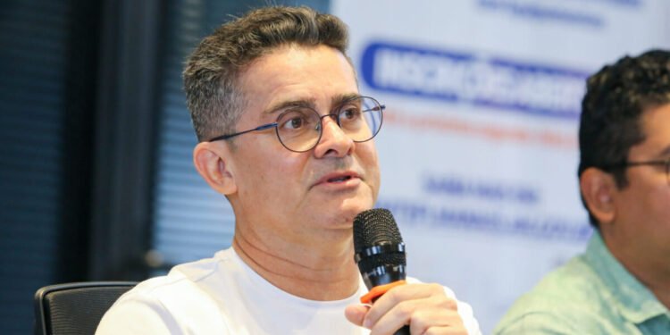 Prefeito David Almeida entrega primeira unidade odontológica móvel em Manaus