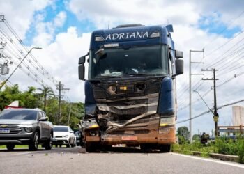 Engavetamento com cinco veículos deixa trânsito lento na Torquato Tapajós